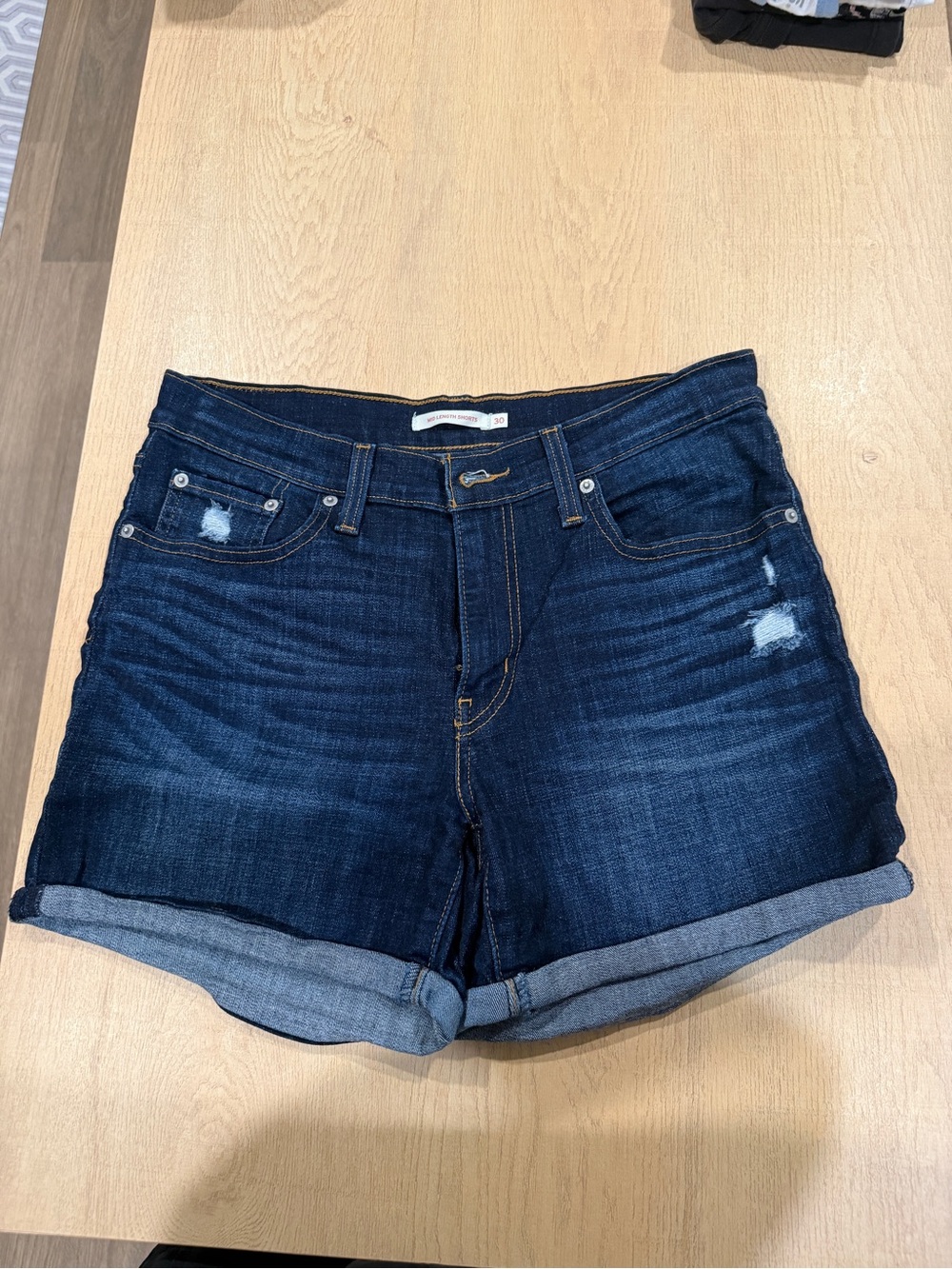 Levi’s Mid Length Short